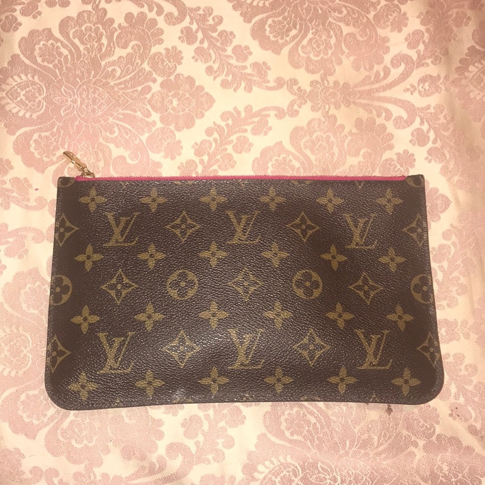 Louis Vuitton pouchette neverfull